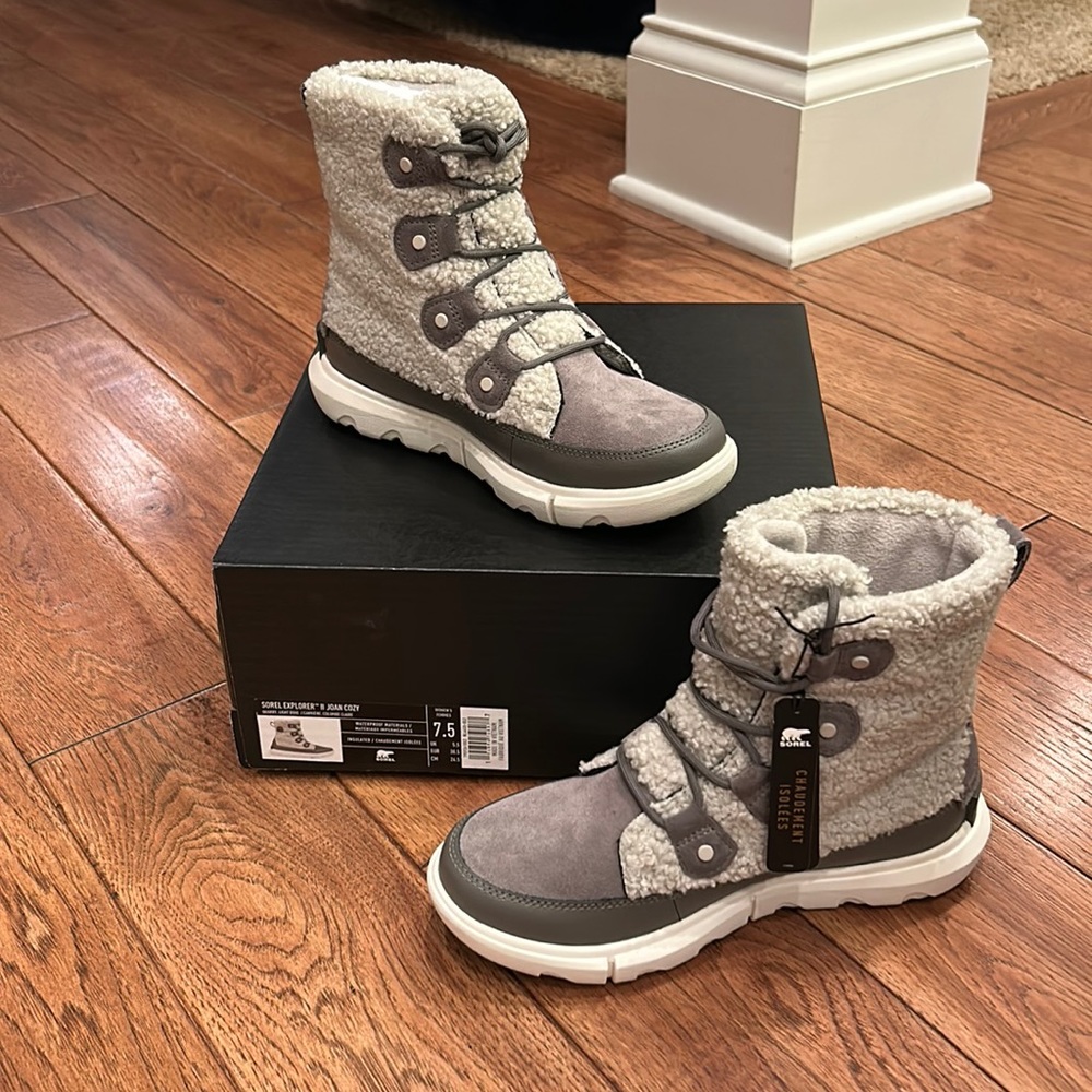 Brand new!!  Sorel boots - never worn…includes box